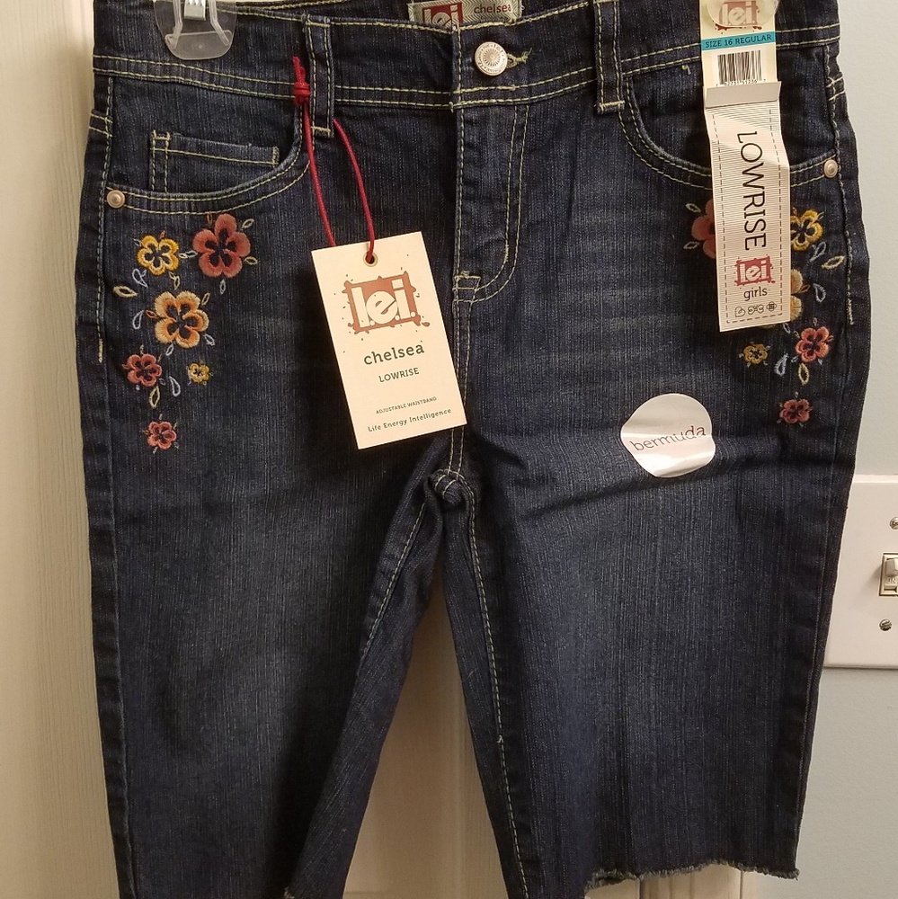 L.E.I. Bermuda shorts
